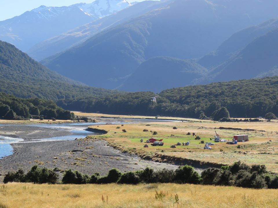 carol-loading-zn-1080-op-23-2-17-makarora-mt-aspiring-np-nz-heliotago-contractor