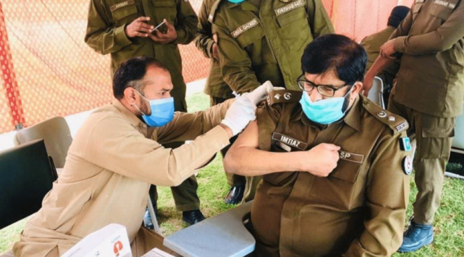 Pakistan: police superintendent Malik Imtiaz Mahmood drops dead minutes after experimental COVID-19 “vaccine” (article includes two more similar events)