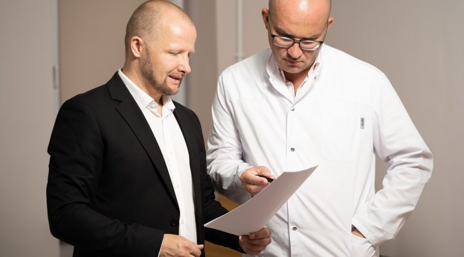 The single simple question that every mainstream doctor will run from – the one about the jab they cannot answer